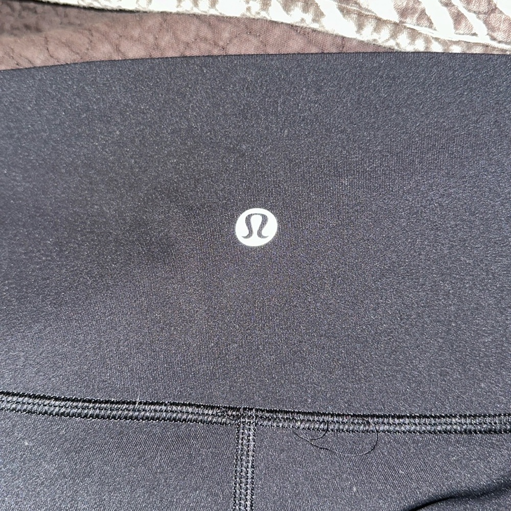 Selling Lululemon Leggings a little cropped